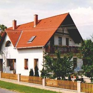 Zsuzsa Panzio Bed & Breakfast Balatonfured Exterior photo