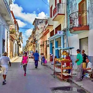 Casa Salud 215 Bed & Breakfast Havana Exterior photo