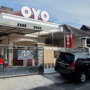 Oyo 314 Emas 23 Guest House Syariah Malang Exterior photo