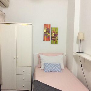 Cozy Single Bed Wifi Ac And Foldable Mattress Room Kuala Lumpur Exterior photo