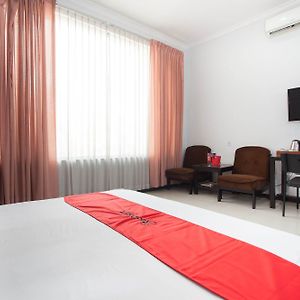 Reddoorz Near Plaza Araya Hotel Malang Exterior photo