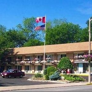 Econo Lodge West Of The Falls Welland Exterior photo