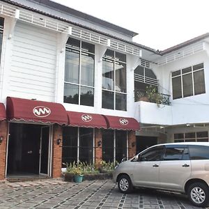 Reddoorz Near Kampung Warna Warni Hotel Malang Exterior photo