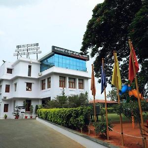 Kumar'S The White House Hotel Mysore Exterior photo