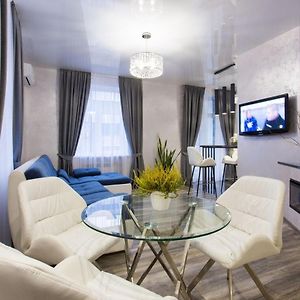 New Luxury Apartment In The Center On Konstitution Square Kharkiv Exterior photo