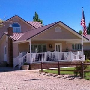 Bryce Canyon Livery Bed & Breakfast Tropic Exterior photo