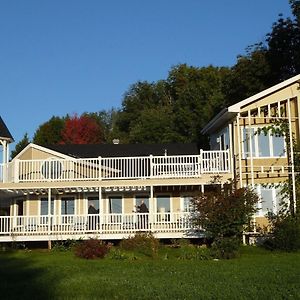 Dans Les Bras De Memphre Bed & Breakfast Magog Exterior photo