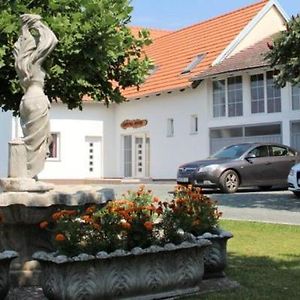 Lonjski Dvori Hotel Kutina Exterior photo