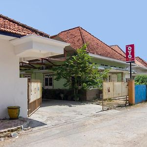 Oyo 3027 Griya Temenggungan Syariah Hotel Pamekasan Exterior photo