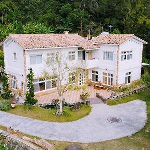 The House Behind Stream Bed & Breakfast Dahu Exterior photo